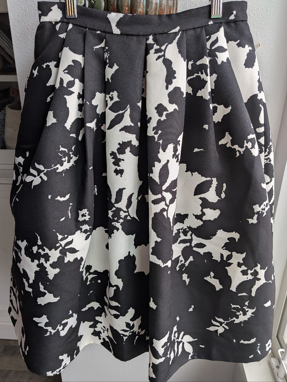 Ochirly Abstract Floral Pleated Midi Skirt Black White Size XS Small